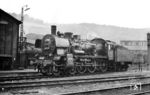 Ab und zu verirrten sich auch Reisezugloks ins Bw Altenhundem. 38 1723 (BMAG, Baujahr 1915) war aus Hagen-Eckesey in die sauerländische Eisenbahnerstadt gekommen. (25.07.1958) <i>Foto: Jacques H. Renaud</i>