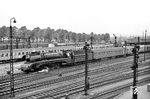 Mit dem D 284 fährt 10 001 im Bahnhof Gießen ab. (08.1963) <i>Foto: Karl-Ernst Maedel</i>