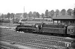 Der "schwarze Schwan" 10 001 des Bw Kassel verlässt mit dem D 284 den Bahnhof Gießen, um ihn bis Frankfurt/M zu bringen. (08.1963) <i>Foto: Karl-Ernst Maedel</i>