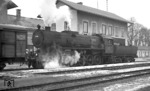 52 3619 wurde 1943 bei Krauss-Maffei in München gebaut und verblieb nach 1945 in Österreich. Hier rangiert sie im Bahnhof Braunau am Inn. (14.02.1972) <i>Foto: Frank Lüdecke</i>