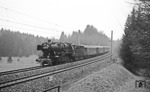50 2241 (052 241 vom Bw Nürnberg Rbf) mit einem Sonderzug bei Possenhofen auf der Strecke München - Garmisch. (27.02.1972) <i>Foto: Frank Lüdecke</i>