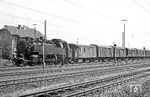 Mit Ng 17305 ist 086 130 im Coburger Rangierbahnhof angekommen. Neben dem Pwgs-41 hinter der Lok befindet sich an vierter Stelle ein Pwghs-54 im Zugverband. (28.07.1969) <i>Foto: Wolfgang Bügel</i>