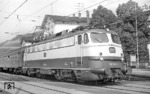 E 10 1312 (112 312) erhielt als erste Lok Mitte 1966 den rot-beigen TEE-Anstrich. Mit Erscheinen der Baureihe 103 verlor die Baureihe E 10.12 jedoch ihr Einsatzgebiet vor hochwertigen Reisezügen. Hier ist 112 312 mit einem Schnellzug aus Dortmund auf der rechten Rheinstrecke in Rüdesheim unterwegs. (07.07.1972) <i>Foto: Frank Lüdecke</i>