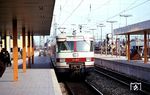 Der im Februar 1970 von MAN/SSW nach München gelieferte 420 503/003 war der dritte Prototyp der Baureihe 420 und war eigentlich für die S-Bahn Frankfurt bestimmt. Daher hatte er auch die für München ungewöhnliche Farbgebung in Karminrot (RAL 3002) und Kieselgrau. (1971) <i>Foto: Walter Abriel</i>