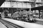 55 3964 vom Bw Frankfurt/M-2 war neben sieben (!) eingesetzten V 60 eine der Rangierloks, die die Bereitstellung von Zügen in Frankfurt Hauptpersonenbahnhof erledigten. (1961) <i>Foto: Norbert Steinweis</i>