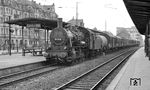 55 5146 (Bw Ansbach) fährt mit einem Güterzug durch Fürth (Bay) Hbf.  (1956) <i>Foto: Norbert Steinweis</i>