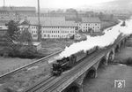 64 113 (Bw Hof) mit einem Personenzug auf der Saalebrücke in Hof-Moschendorf. (1958) <i>Foto: Norbert Steinweis</i>