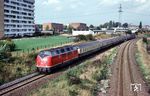 220 047 ist in Lübeck soeben mit einem Eilzug nach Hamburg gestartet.  (1977) <i>Foto: Jochen Lawrenz</i>