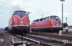 Im Lübecker Rangierbahnhof begegnet die mit einem Güterzug ausfahrende 220 049 ihrer Schwesterlok 220 048. (1978) <i>Foto: Jochen Lawrenz</i>