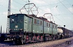 191 100 drückt einen Zug über den Ablaufberg im Rangierbahnhof München-Laim. (18.07.1974) <i>Foto: Wolfgang Bügel</i>