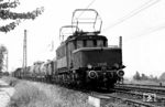 Mit einem Güterzug von Kornwestheim nach Heilbronn Gbf fährt E 93 05 vom Bw Kornwestheim in Ludwigsburg vorbei. (03.06.1959) <i>Foto: Wolfgang Jahn</i>