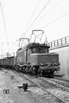 E 94 188 (Bw Heidelberg) mit einem Güterzug in Kornwestheim Rbf. Die Lok gehörte zu den Nachkriegsbauten von Krupp und war zum Aufnahmezeitpunkt noch keine fünf Jahre alt. (06.1959) <i>Foto: Wolfgang Jahn</i>
