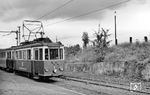 Die Herforder Kleinbahnen GmbH betrieb von 1900 bis 1966 eine – seit 1930/33 elektrifizierte – Schmalspurstrecke von Wallenbrück über Herford und Bad Salzuflen nach Vlotho. Im Endbahnhof Vlotho steht Tw 3 (HAWA/SSW, Baujahr 1930) mit Beiwagen 29 (Uerdingen, Baujahr 1933).  (11.09.1953) <i>Foto: Aad van Ooy</i>