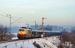 Im ersten Morgenlicht erscheint 103 245 mit dem Nachtzug CNL 319 "Pollux" (Amsterdam CS - Garmisch-Partenkirchen) bei Huglfing südlich von Weilheim in Oberbayern. (28.01.2006) <i>Foto: Stefan von Lossow</i>