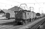 Die beim Bw Kornwestheim beheimatete E 91 94 mit einem Güterzug im Bahnhof Reutlingen. Anscheinend war Kurt Müller an diesem Tag zusammen mit Helmut Röth unterwegs (vgl. Bild-Nr. 44842). (11.05.1964) <i>Foto: Kurt Müller</i>