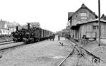 Am 31. Mai 1964 endete der Personenverkehr auf der 750mm Schmalspurbahn zwischen Schussenried und Buchau (Württ), nachdem die letzten Jahre ehedem nur noch ein Zug gefahren war. Kurz vor dem Ende nutzte der BDEF nochmals die Gelegenheit für einen Sonderzug, der hier mit 99 633 in Buchau (Württ) steht. (05.04.1964) <i>Foto: Karl Wyrsch, Slg. D. Ammann</i>