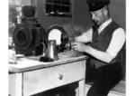 Lampenputzer bei der Pflege einer Signallaterne. (1937) <i>Foto: RVM</i>