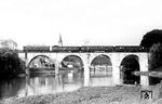 Die von Carl Bellingrodt ausgemachte E 52 35 kann hier nicht mit P 1417 nach Plattling die Vilsbrücke in Vilshofen (Niederbay) überqueren, da die Lok bereits 1949 ausgemustert wurde. Vermutlich handelt es sich um E 52 15 oder E 52 25. Beide waren an dem genannten Fortodatum gerade frisch im Bw Regensburg beheimatet worden.  (01.06.1959) <i>Foto: Carl Bellingrodt</i>