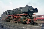 Die bei Krupp in Essen gebaute 44 566 (ab 1968: 044 566) wurde am 18. Juni 1941 von der Reichsbahn abgenommen. Kurz nach ihrem 33. "Geburtstag" wurde die beim Bw Ottbergen beheimatete Maschine im Bw Braunschweig porträtiert. (08.08.1974) <i>Foto: Wolfgang Bügel</i>