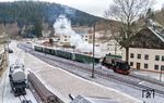 99 1594 mit P 14286 nach Steinbach am Gedenktag „40 Jahre Einstellung des Zugverkehrs in Jöhstadt“ im Bahnhof Schmalzgrube. (14.01.2024) <i>Foto: Joachim Schmidt</i>