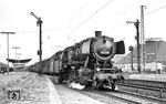 50 1288 (Bw Köln-Eifeltor) fährt mit einem Güterzug durch den Bahnhof Viersen. (05.1965) <i>Foto: Robin Fell</i>