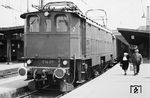 E 16 07 (Krauss-Maffei/BBC, Baujahr 1927) auf Gleis 11 des Münchener Hauptbahnhofs. (07.1959) <i>Foto: Wolfgang Jahn</i>
