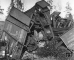 Folgen einer Minenexplosion durch Partisanen, die ab 1942 vermehrt versuchten, Eisenbahnstrecken zu sprengen, um so den deutschen Nachschub oder die Abfuhr von Wirtschaftsgütern effektiv zu behindern. (1943) <i>Foto: RVM (Below)</i>