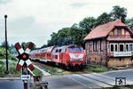 Nach der 'Wende' tauchte die Baureihe 218 auch im Osten auf. Das Bw Braunschweig fuhr Regionalexpresszüge in das südliche Harzvorland. 218 125 ist mit einem RE nach Halle (Saale) am Wärterstellwerk "Ss" in Sandersleben (Anh) unterwegs. (06.1996) <i>Foto: Dr. Uwe Knoblauch</i>
