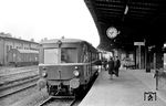VT 101 (Dessau, Baujahr 1942) der Vorwohle-Emmerthaler Eisenbahn-Gesellschaft AG wartet auf Gleis 3 im DB-Bahnhof Hameln als T 4176 auf die Abfahrt nach Vorwohle. (17.09.1966) <i>Foto: Gerd Wolff</i>
