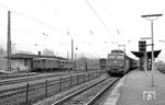 Im Bahnhof Kahl (Main) trafen DB und Kahlgrundbahn aufeinander. E 10 299, zeitweise ein Erprobungsträger mit Henschel-Verzweigerantrieb für 200 km/h, fährt mit E 683 (Regensburg - Frankfurt/M) durch den Bahnhof. Am Bahnsteig der Kahlgrundbahn steht VT 55 mit VB 30. (18.11.1966) <i>Foto: Gerd Wolff</i>