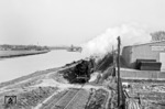 052 024 (50 2024) mit dem Ölzug 57263 aus der BP-Raffinerie Bucholtwelmen am Wesel-Datteln-Kanal bei Spellen. (12.03.1976) <i>Foto: Joachim Schmidt</i>