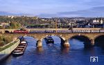 V 200 033 mit dem nachgestellten F-Zug "Blauer Enzian" (Sonderzug Er 25616) anlässlich der Feierlichkeiten zu "40 Jahre Bundesrepublik Deutschland" auf der Moselbrücke in Koblenz. (21.10.1989) <i>Foto: Joachim Bügel</i>