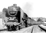 50 1127 von Bw Amstetten (Niederdonau) durchfährt auf der österreichischen Westbahn mit einem Wehrmachtstransport den Bahnhof Hadersdorf-Weidlingau vor den Toren Wiens. Die bei den Skoda-Werken in Pilsen gebaute 50 1127 traf mit weiteren zehn Lokomotiven der Baureihe 50 im Juni/Juli 1941 in Amstetten ein. Dort ersetzten sie die alten österreichischen Baureihen kkStB 80 (BR 57²) und BBÖ 81 (BR 58.7). Dadurch konnten die Zuglasten von 850 t bzw. 950 t auf 1600 t hochgesetzt werden. (1942) <i>Foto: Hilscher</i>