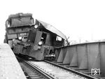 Zwischen Beelen und Warendorf kamen sich auf der Axtbachbrücke 93 632 mit einem Güterzug und eine Köf II in die Quere. (12.11.1956) <i>Foto: Hans Berkowski</i>