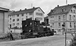 Lok 30 der DEBG setzt im Bahnhof Kandern um. Die Lok (eine pr. T 3) wurde 1904 von Borsig in Berlin gebaut und war zunächst auf der Nebenbahn Biberach - Oberharmersbach im Einsatz. Erst 1955 kam sie zur Kandertalbahn, wo sie noch bis 1966 eingesetzt wurde. 1968 wurde sie von der EUROVAPOR übernommen und zieht bis heute Sonderzüge durch das Kandertal. (15.07.1962) <i>Foto: Karl Wyrsch, Slg. D. Ammann</i>