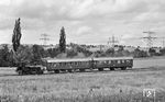 Lok 30 rollt mit den beiden DB-Leihwagen als Ersatz für den T 29 durch das Kandertal bei Wittlingen. (15.07.1962) <i>Foto: Karl Wyrsch, Slg. D. Ammann</i>