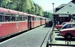 Ausflugsverkehr auf dem Taunushauptkamm am 1. Mai 1966. Eine VT 98-Einheit ist als Nt 3925 aus Wiesbaden im Bahnhof Eiserne Hand eingetroffen. (01.05.1966) <i>Foto: Gerhard Röder</i>