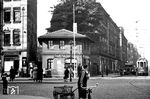Tw 653 in der Allersberger Straße/Ecke Wölckernstraße in der Stadtmitte von Nürnberg. Die alte Wohnbebauung ging im Zweiten Weltkrieg unter. Immerhin fährt hier heute immer noch die Straßenbahn. (09.1936) <i>Foto: Gerhard Karl</i>