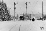 Eine 50er des Bw Villingen trifft mit einem Schneepflug im Bahnhof Titisee ein. Während die Bahn heute angesichts solcher Wetterverhältnisse kapituliert, hieß das Motto damals "Alle reden vom Wetter - Wir nicht!" (13.01.1954) <i>Foto: Gerhard Greß</i>