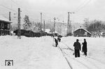 Trotz der Schneemassen läuft im Schwarzwald auch der Güterverkehr. 85 002 trifft mit einem Güterzug aus Freiburg (Breisgau) im Bahnhof Titisee ein. (13.01.1954) <i>Foto: Gerhard Greß</i>
