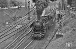 85 001 verlässt mit dem P 1565 nach Donaueschingen den Bahnhof Hirschsprung. (1958) <i>Foto: Gerhard Greß</i>