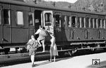Im Bahnhof Bayrischzell besteigen einige Wanderer einen 3. Klasse Wagen, der sie wahrscheinlich zurück nach München bringen wird. (06.1935) <i>Foto: Privatfoto</i>