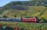 Im Abendlicht glänzen V 200 033 und die blauen F-Zugwagen der Passauer Eisenbahnfreunde bei Leutesdorf um die Wette. (22.10.1989) <i>Foto: Joachim Bügel</i>