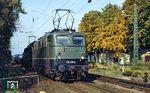 140 839 und 140 817 (beide vom Bw Dortmund Bbf) befördern den "Andernacher" durch den Bahnhof Immigrath. (23.10.1989) <i>Foto: Joachim Bügel</i>