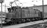 Zwischen 1928 und 1929 lieferte AEG/SSW 38 Lokomotiven der Baureihe E 17. E 17 01 bis 18 waren für das süddeutsche Netz bestimmt und wurden beim Bw München Hbf in Betrieb genommen. E 17 12 war in den 1960er Jahren immer noch in München beheimatet und steht hier in München Hbf. 1977 wurde sie in Augsburg ausgemustert. (02.11.1963) <i>Foto: Karl Wyrsch, Slg. D. Ammann</i>