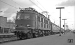 118 024 vor N 4616 (Garmisch - München) im Bahnhof Weilheim. (14.04.1973) <i>Foto: Frank Lüdecke</i>