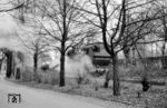 Werklok 6 schiebt einige Coils-Wagen vom Bahnhof Bochum Nord ins Thyssen-Werk an der Castroper Straße. Dort werden die Stahlrollen weiter veredelt. Die 1,3 km lange Strecke hat eine Neigung von durchschnittlich 24 ‰. (12.1960) <i>Foto: Hermann Gerdes</i>