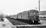 V 188 001 vom Bw Gemünden (Main) mit einem amerikanischen Militärzug im Bahnhof Bad Hersfeld. (20.06.1960) <i>Foto: Wolfgang Jahn</i>