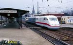 Im März 1990 kam auch die Nr. 2 zum Einsatz: 401 002 mit ICE-Übergangswagen und 'Angstlok' 110 413 als Dsts 83656 des AW Opladen in Solingen-Ohligs. (12.03.1990) <i>Foto: Joachim Bügel</i>