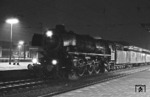 012 061 (01 1061) vor E 1938 (Rheine an 21.51 Uhr) im Bahnhof Rheine. (09.09.1973) <i>Foto: Frank Lüdecke</i>